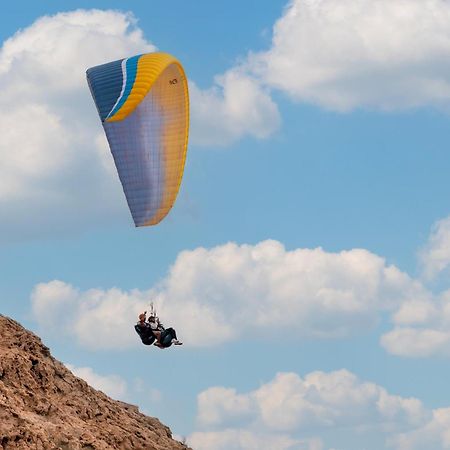Al Badayer Retreat By Sharjah Collection Hotel Margham Exterior foto Tandem paragliding