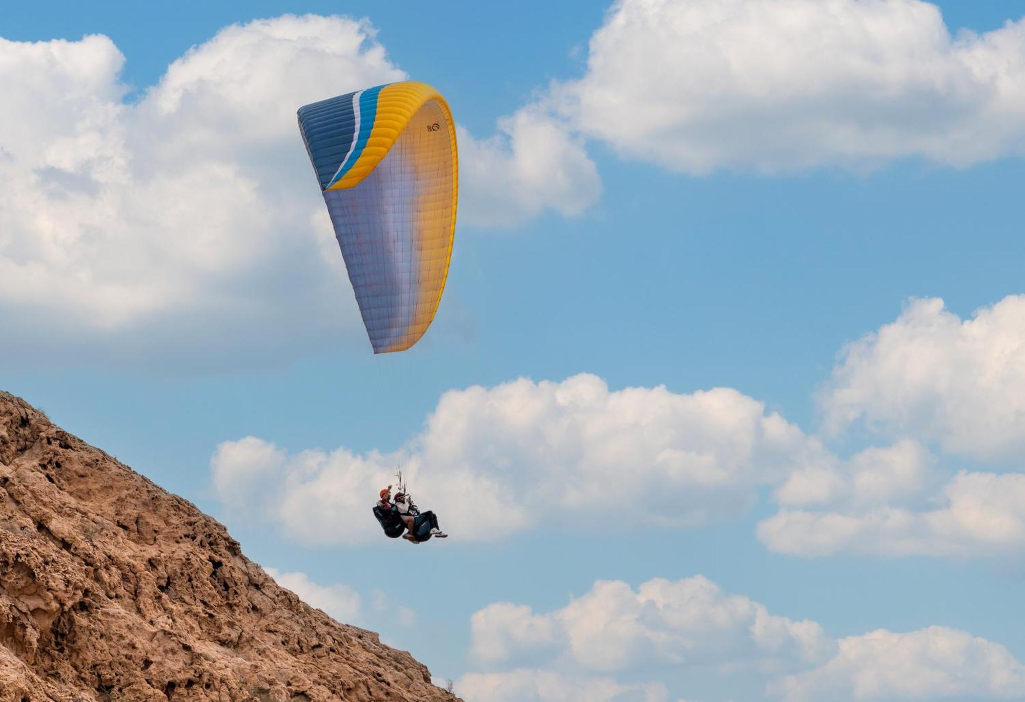 Al Badayer Retreat By Sharjah Collection Hotel Margham Exterior foto Tandem paragliding