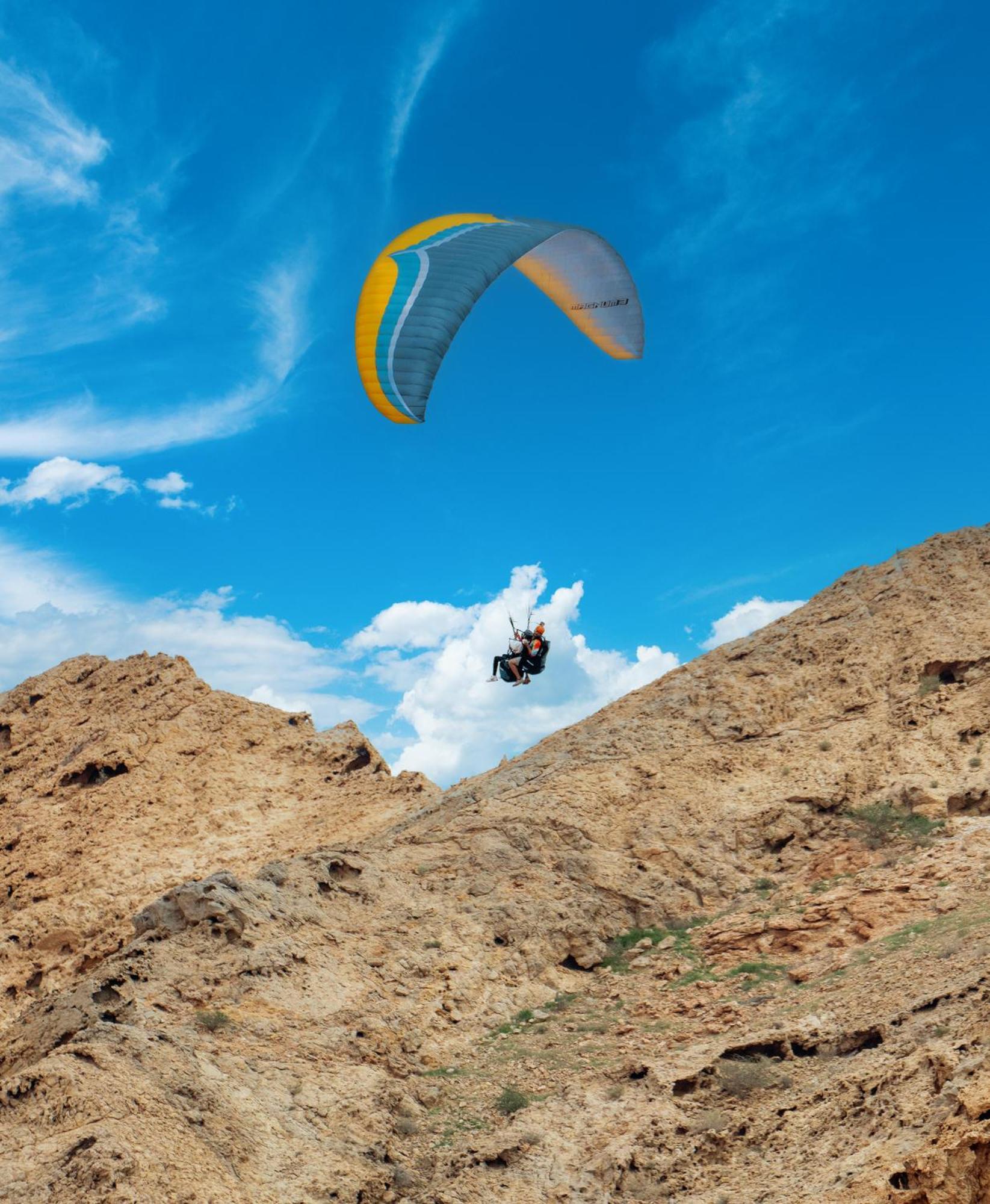 Al Badayer Retreat By Sharjah Collection Hotel Margham Exterior foto Parachute landing on the top of the mountain