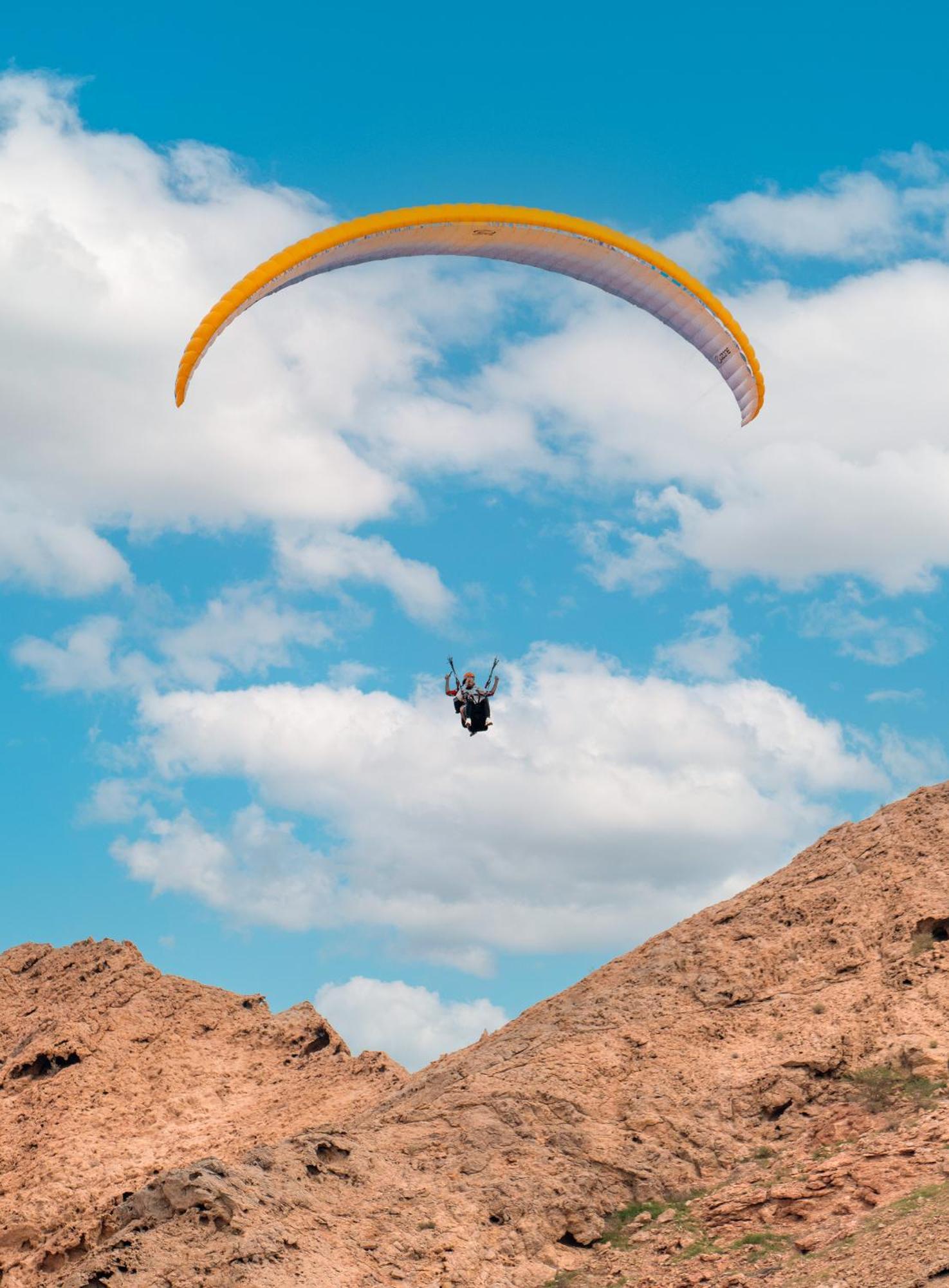 Al Badayer Retreat By Sharjah Collection Hotel Margham Exterior foto Parachute landing at the top of the hill