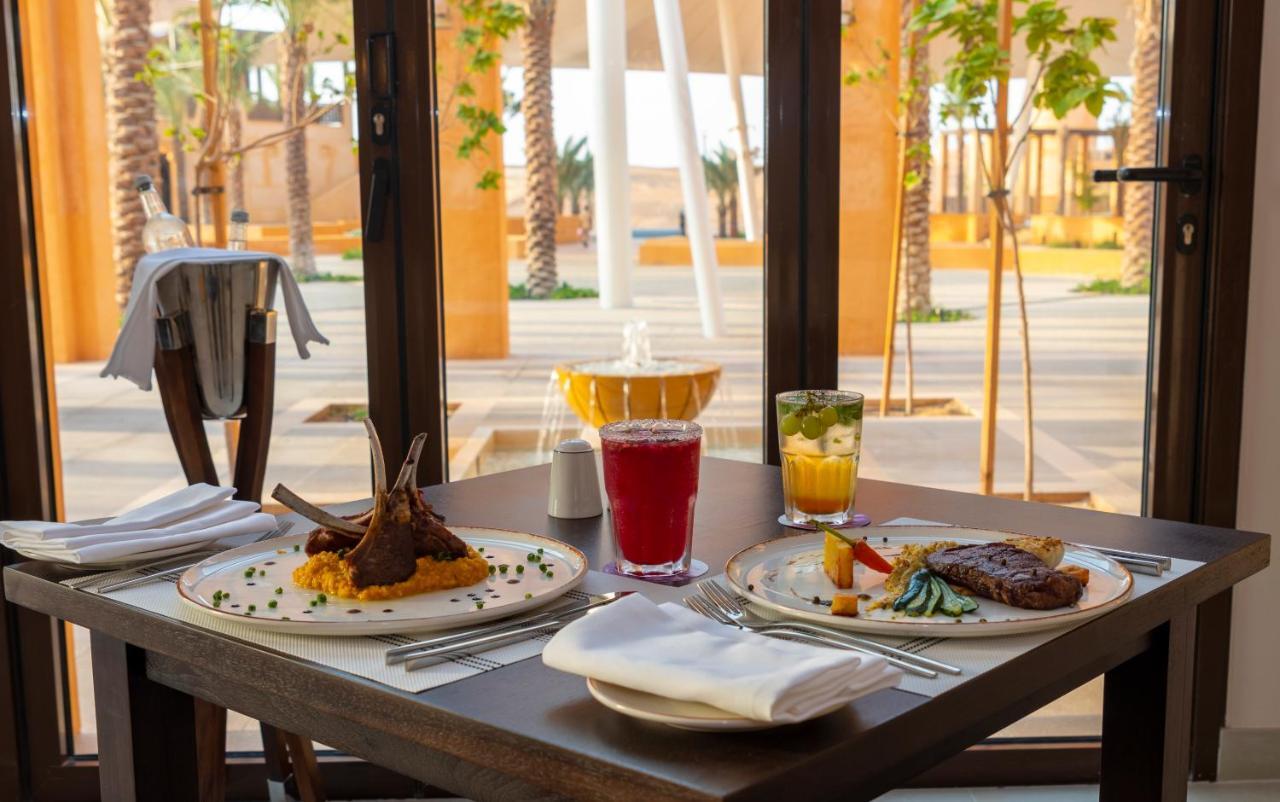 Al Badayer Retreat By Sharjah Collection Hotel Margham Exterior foto A meal at a restaurant